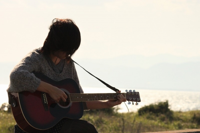 社歌をつくって初音ミクに歌わせてみたらどうだろう。